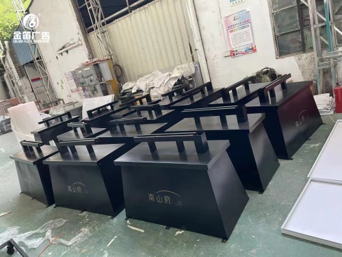 东莞玖颂江湾铁质道旗房地产广告制作厂家  
